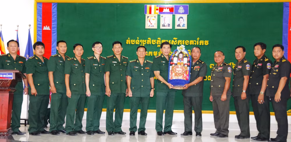 Bộ đội Biên Phòng An Giang chúc lực lượng vũ trang Vương quốc Campuchia đón Tết cổ truyền đầm ấm. (Ảnh: Bộ đội Biên phòng An Giang)