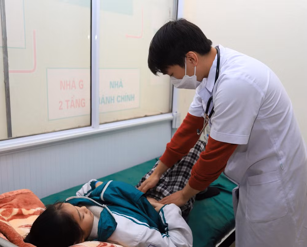 Trong sáng 8/12, các bác sĩ đã tổ chức khám lại cho toàn bộ 40 học sinh.