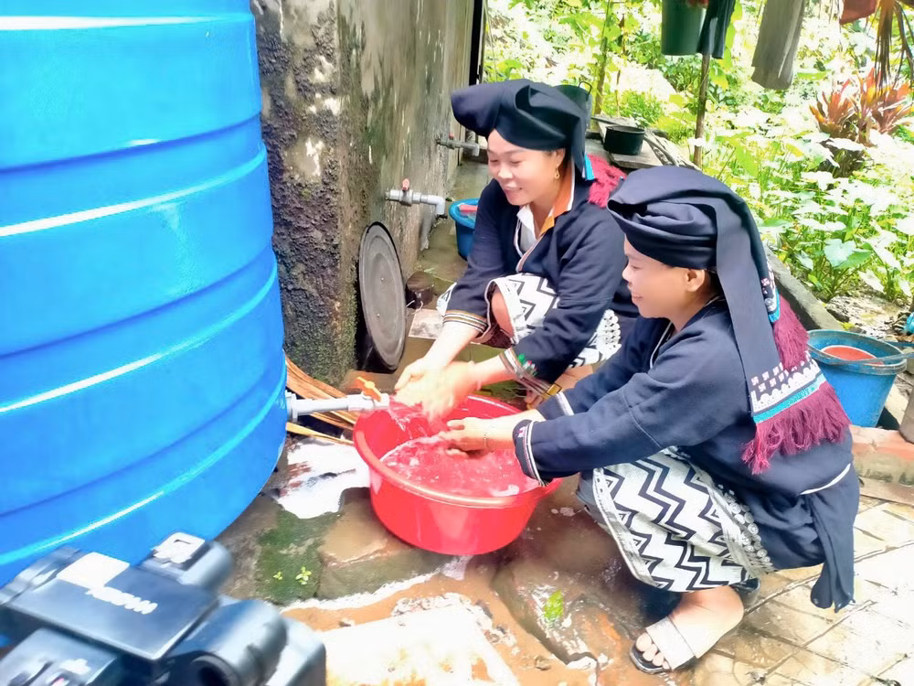 Người dânxã Cao Sơn, huyện Đà Bắc sử dụng téc nước được cấp cho sinh hoạt.