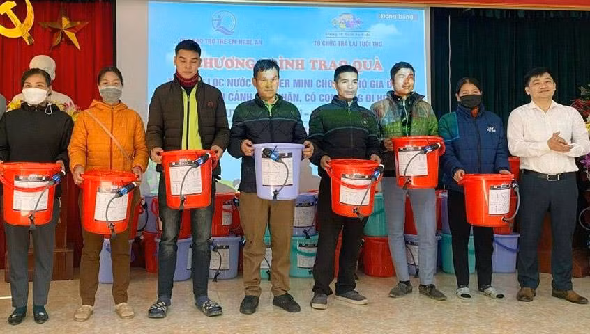 Nhờ các bộ lọc nước mà người dân miền núi Nghệ An có điều kiện sử dụng nước sạch an toàn, hợp vệ sinh. Ảnh Hồ Hòe.