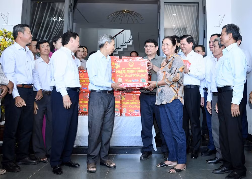Thủ tướng Phạm Minh Chính tặng quà chúc Tết bà con nhân dân khu tái định cư. Thủ tướng Phạm Minh Chính tặng quà chúc Tết bà con nhân dân khu tái định cư.