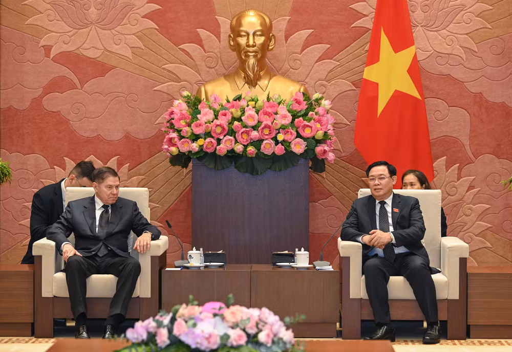 Chủ tịch Quốc hội Vương Đình Huệ và Chánh án Lebedev Vyacheslav Mikhailovich tại buổi tiếp. Chủ tịch Quốc hội Vương Đình Huệ và Chánh án Lebedev Vyacheslav Mikhailovich tại buổi tiếp.