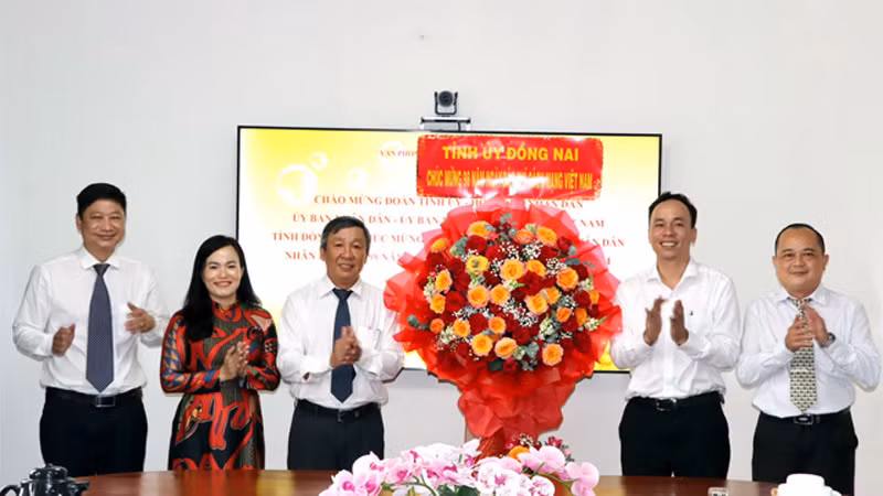 Đồng chí Hồ Thanh Sơn, Phó Bí thư Thường trực Tỉnh ủy Đồng Nai (thứ ba từ trái qua) tặng lẵng hoa chúc mừng Văn phòng đại diện Báo Nhân Dân tại Đồng Nai.
