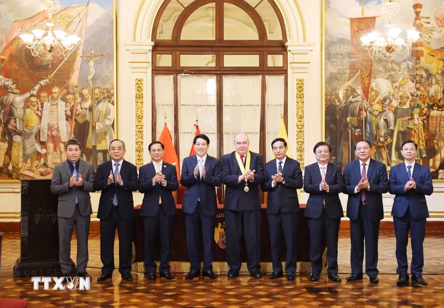 Chủ tịch nước Lương Cường dự lễ trao chìa khóa thành phố và tuyên bố khách mời tham dự của Thành phố Lima. Chủ tịch nước Lương Cường dự lễ trao chìa khóa thành phố và tuyên bố khách mời tham dự của Thành phố Lima.