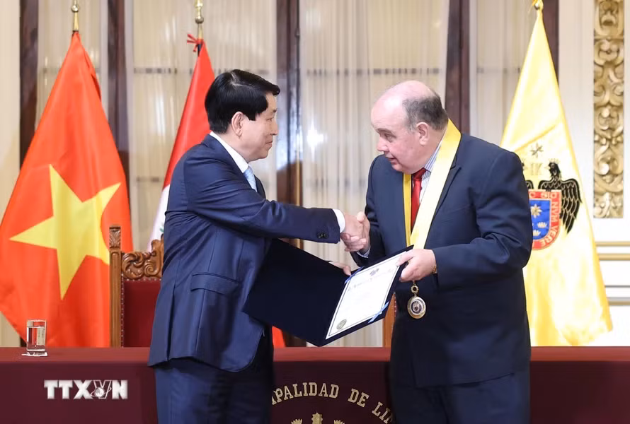 Thị trưởng Rafael Lopez trao chứng nhận khách mời danh dự Thành phố Lima tặng Chủ tịch nước Lương Cường. Thị trưởng Rafael Lopez trao chứng nhận khách mời danh dự Thành phố Lima tặng Chủ tịch nước Lương Cường.