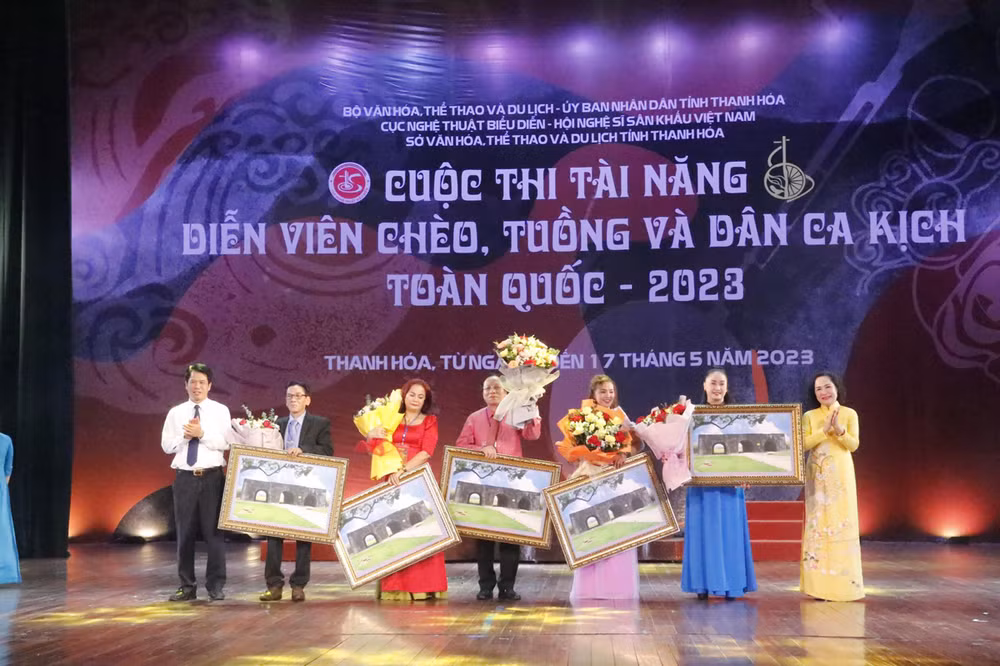 Đại diện Ban tổ chức tặng hoa các thành viên Hội đồng giám khảo Cuộc thi Tài năng diễn viên tuồng và dân ca kịch toàn quốc 2023.