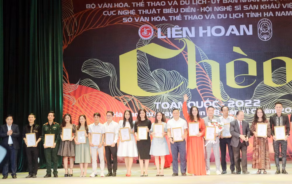 Các đồng chí lãnh đạo tỉnh Hà Nam và Bộ Văn hóa, Thể thao và Du lịch trao giải thành phần sáng tạo.