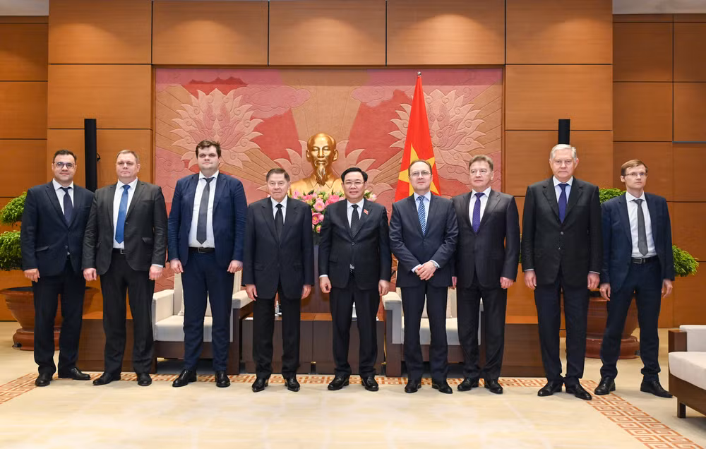 Chủ tịch Quốc hội Vương Đình Huệ và Chánh án Lebedev Vyacheslav Mikhailovich chụp ảnh lưu niệm với đại biểu dự buổi tiếp. (Ảnh: DUY LINH) Chủ tịch Quốc hội Vương Đình Huệ và Chánh án Lebedev Vyacheslav Mikhailovich chụp ảnh lưu niệm với đại biểu dự buổi tiếp. (Ảnh: DUY LINH)