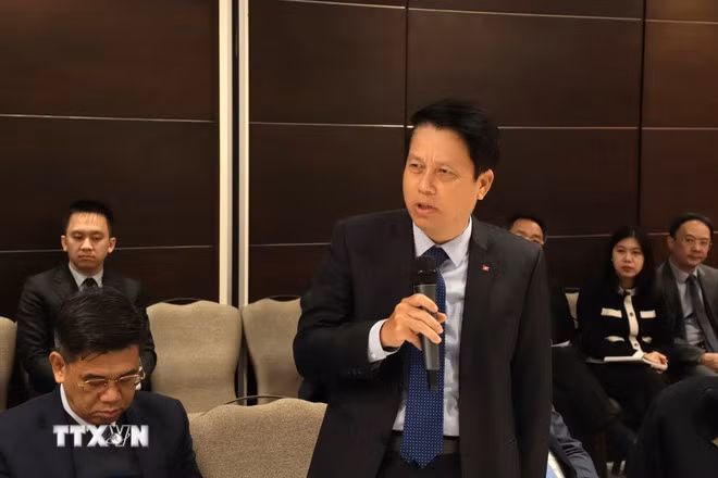 Phó Thống đốc Ngân hàng Nhà nước Phạm Tiến Dũng phát biểu, trao đổi với các thành viên của VIS tham dự buổi gặp gỡ. (Ảnh: Phong Hà/TTXVN) Phó Thống đốc Ngân hàng Nhà nước Phạm Tiến Dũng phát biểu, trao đổi với các thành viên của VIS tham dự buổi gặp gỡ. (Ảnh: Phong Hà/TTXVN)