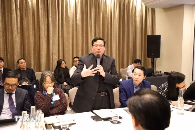 Tiến sĩ Hồ Quốc Tuấn, giảng viên cao cấp của Đại học Bristol, phát biểu về chủ đề trung tâm tài chính quốc tế tại buổi gặp gỡ. (Ảnh: Phong Hà/TTXVN) Tiến sĩ Hồ Quốc Tuấn, giảng viên cao cấp của Đại học Bristol, phát biểu về chủ đề trung tâm tài chính quốc tế tại buổi gặp gỡ. (Ảnh: Phong Hà/TTXVN)