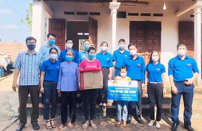 VNPT trao tặng máy tính bảng kèm sim Vinaphone miễn phí.