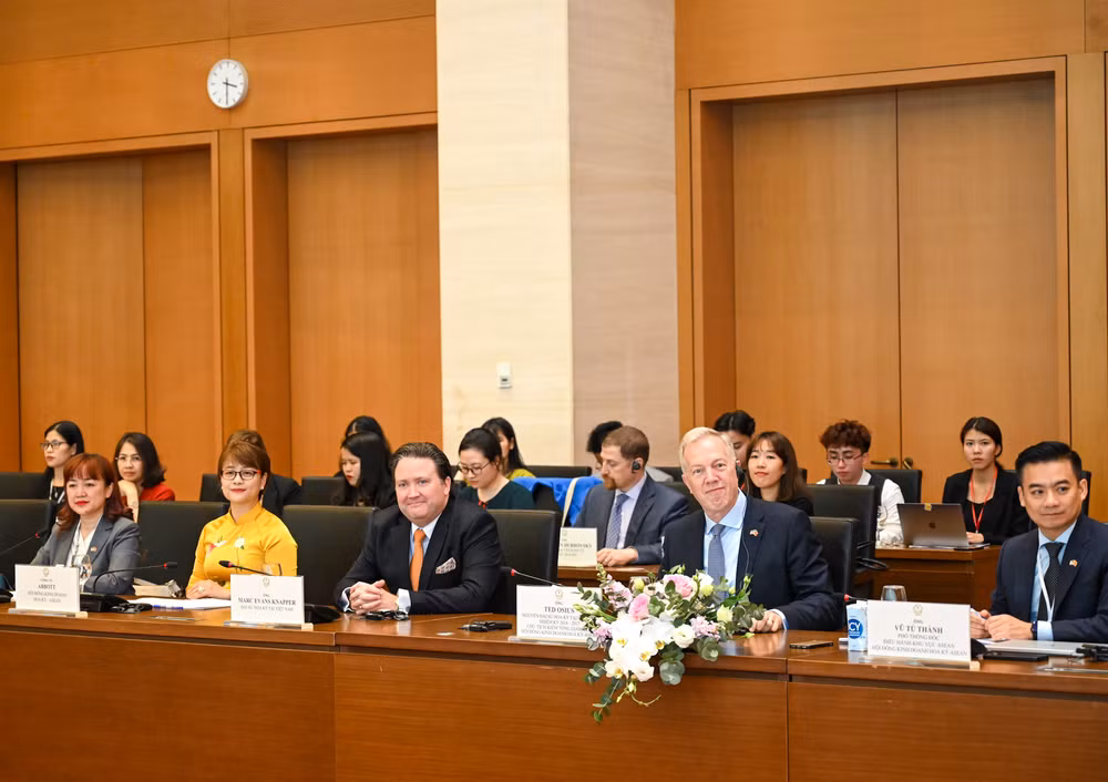 Chủ tịch Hội đồng Kinh doanh Hoa Kỳ-ASEAN Ted Osius; Đại sứ Hoa Kỳ tại Việt Nam Marc Knapper và đại diện hơn 40 doanh nghiệp lớn của Hoa Kỳ dự buổi tiếp.