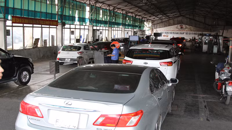 Tình trạng tắc nghẽn tại các Trung tâm đăng kiểm trên địa bàn Thành phố Hồ Chí Minh vừa gây bức xúc cho người đi đăng kiểm, vừa tăng chi phí vận tải hàng hóa. (Ảnh THẾ ANH).