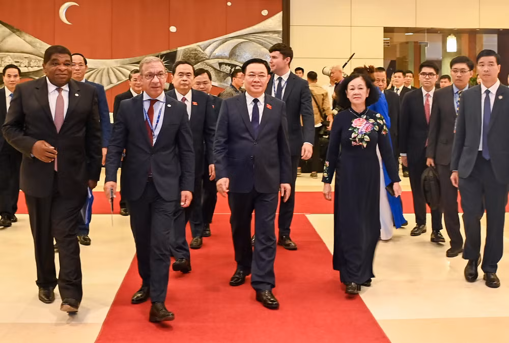 Chủ tịch Quốc hội Vương Đình Huệ, Chủ tịch Liên minh Nghị viện Thế giới Duarte Pacheco cùng các đại biểu dự lễ khai mạc.