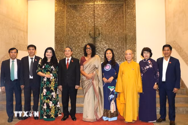 Phó Chủ tịch Quốc hội Nguyễn Đức Hải và Thủ tướng Sri Lanka Harini Amarasuriya chụp ảnh lưu niệm. (Ảnh: Ngọc Thúy/TTXVN)