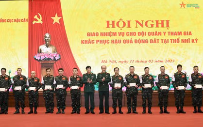 Trung tướng Đỗ Văn Thiện và Thiếu tướng Nguyễn Hùng Thắng trao quà động viên các thành viên Đội Quân y trước lúc lên đường làm nhiệm vụ.