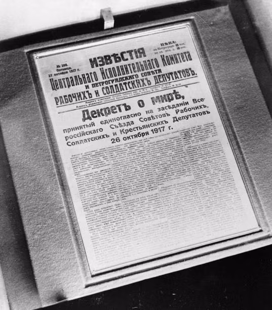 Sắc lệnh hòa bình là một trong 2 sắc lệnh được chính quyền Soviet do V.I.Lenin lãnh đạo thông qua vào ngày 8/11/1917 (26/10 theo lịch Nga cũ). Sắc lệnh được chính quyền Soviet ban bố ngay sau khi thành lập, cùng với Sắc lệnh ruộng đất. (Ảnh: Tư liệu quốc tế/TTXVN phát) Sắc lệnh hòa bình là một trong 2 sắc lệnh được chính quyền Soviet do V.I.Lenin lãnh đạo thông qua vào ngày 8/11/1917 (26/10 theo lịch Nga cũ). Sắc lệnh được chính quyền Soviet ban bố ngay sau khi thành lập, cùng với Sắc lệnh ruộng đất. (Ảnh: Tư liệu quốc tế/TTXVN phát)