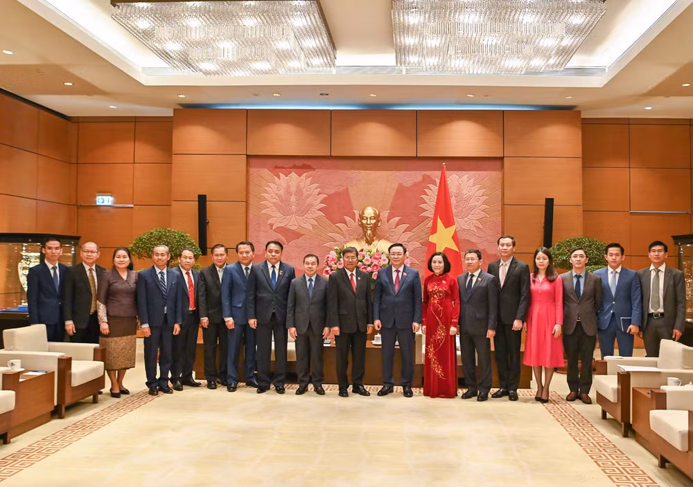 Chủ tịch Quốc hội Vương Đình Huệ và Phó Chủ tịch Quốc hội Lào Khambay Damlath chụp ảnh lưu niệm với đại biểu hai nước tại buổi tiếp.