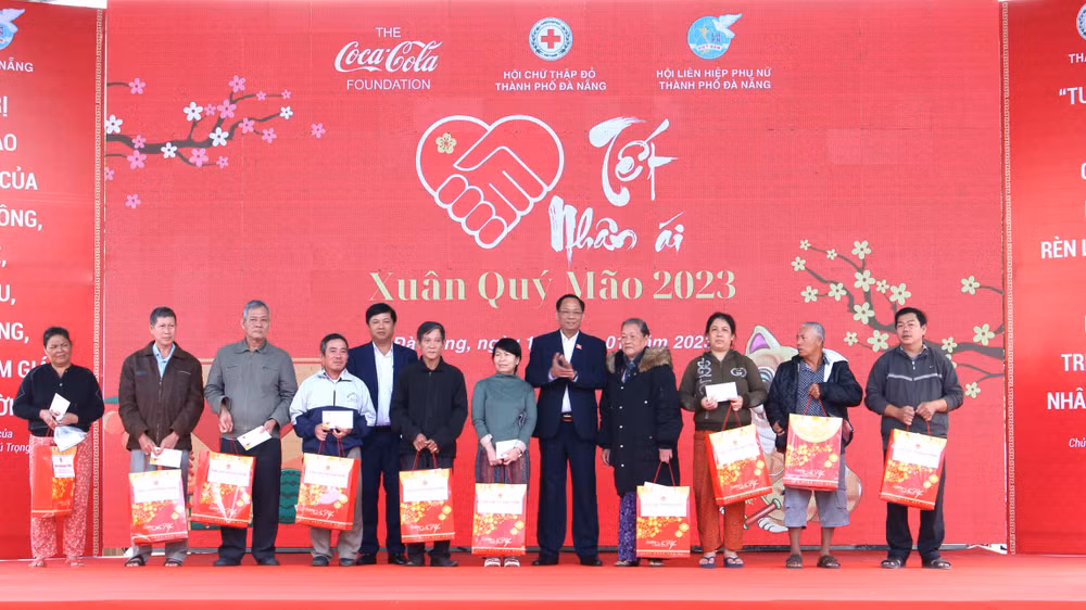 Phó Chủ tịch Quốc hội Trần Quang Phương trao quà cho hộ dân có hoàn cảnh khó khăn bị thiệt hại do thiên tai năm 2022.