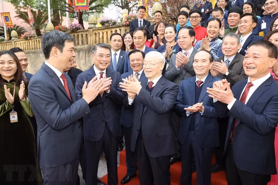 Tổng Bí thư Nguyễn Phú Trọng chúc Tết cán bộ, nhân viên Khu di tích Hoàng thành Thăng Long.