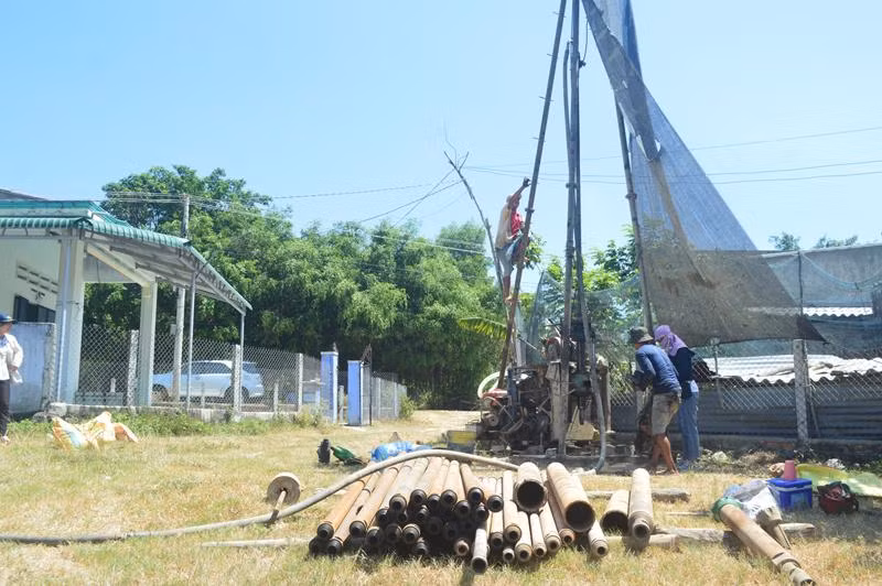 Việc khoan giếng chỉ là giải pháp tạm thời, người dân Phổ Cường, Phổ Khánh (thị xã Đức Phổ) vẫn luôn chịu cảnh thiếu nước sinh hoạt vào mùa nắng. Việc khoan giếng chỉ là giải pháp tạm thời, người dân Phổ Cường, Phổ Khánh (thị xã Đức Phổ) vẫn luôn chịu cảnh thiếu nước sinh hoạt vào mùa nắng.