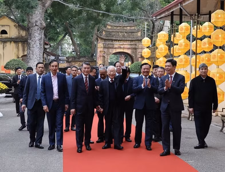 Tổng Bí thư Nguyễn Phú Trọng đến dâng hương tại Khu di tích Hoàng thành Thăng Long.