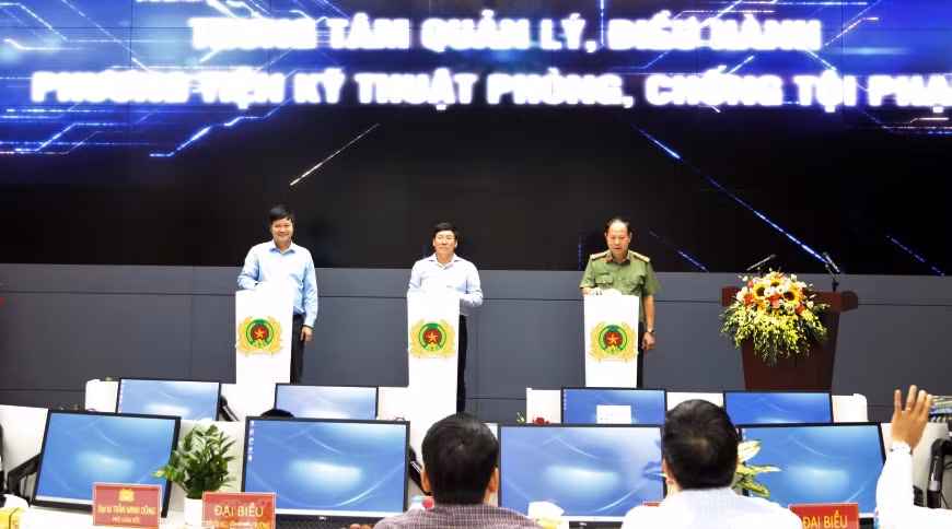 Chủ tịch UBND tỉnh và Giám đốc Công an tỉnh nhấn nút khai trương vận hành Trung tâm.