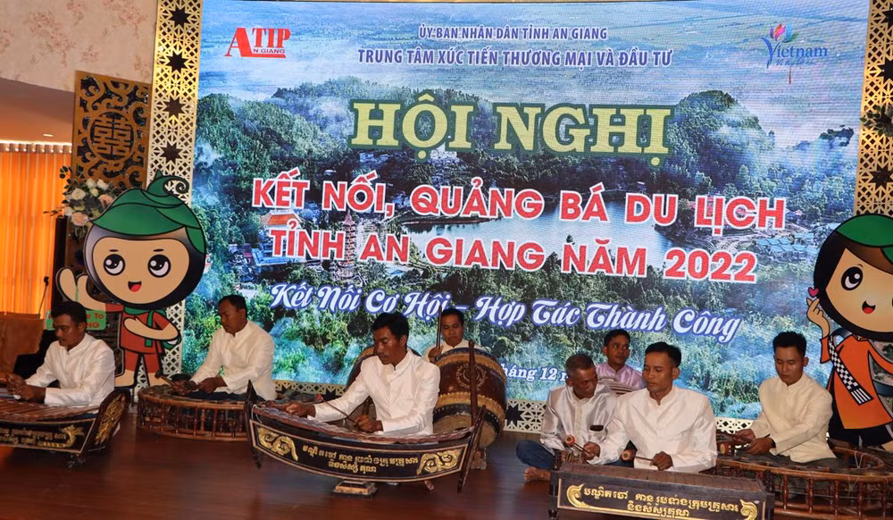 Biểu diễn nhạc truyền thống dân tộc Khmer tại An Giang.