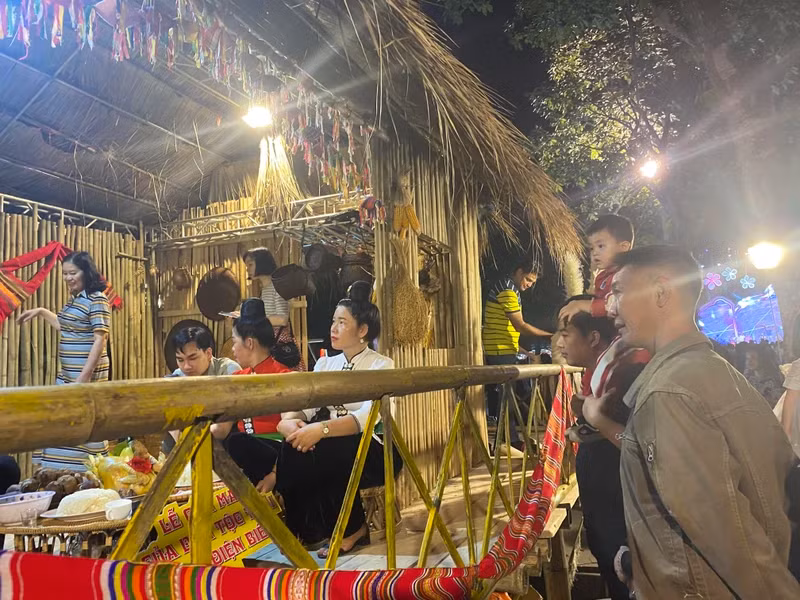 Mô hình không gian sinh hoạt của đồng bào các dân tộc tỉnh Điện Biên thu hút khách tham quan.