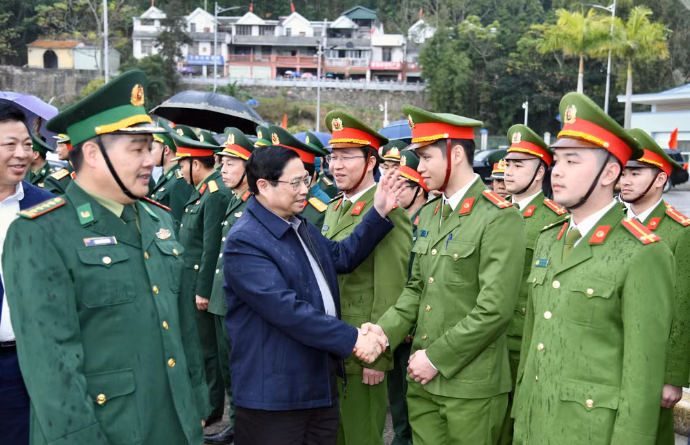 Thủ tướng Phạm Minh Chính thăm, động viên các lực lượng chức năng đang làm nhiệm vụ tại Cửa khẩu quốc tế Trà Lĩnh. Thủ tướng Phạm Minh Chính thăm, động viên các lực lượng chức năng đang làm nhiệm vụ tại Cửa khẩu quốc tế Trà Lĩnh.