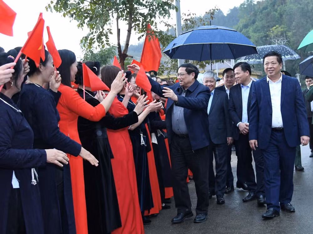 Thủ tướng Phạm Minh Chính với bà con nhân dân khu vực Cửa khẩu quốc tế Trà Lĩnh.