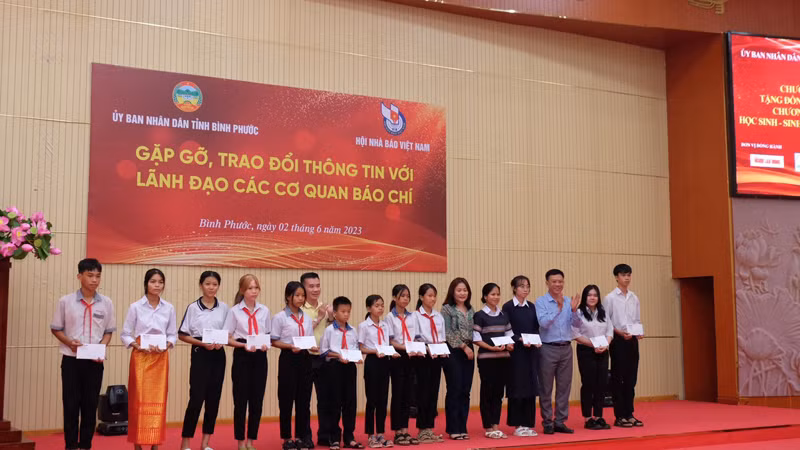 Ban tổ chức trao học bổng cho các em học sinh dân tộc thiểu số. 