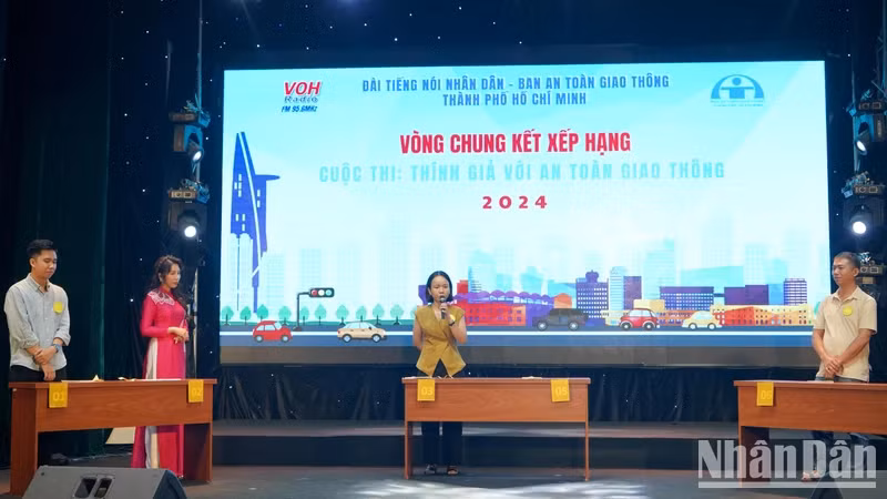 Các thí sinh giải quyết tình huống và ứng xử về chủ đề văn hóa giao thông do cuộc thi đặt ra.