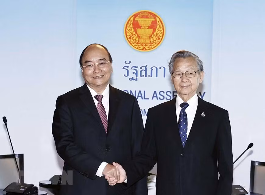 Chủ tịch nước Nguyễn Xuân Phúc gặp Chủ tịch Quốc hội Thái Lan Chuan Leekpai. (Ảnh: Thống Nhất/TTXVN)