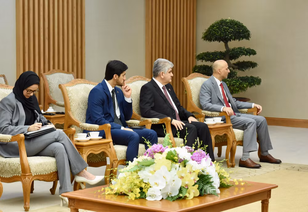 Các thành viên đi cùng đoàn với Ngài Thani bin Ahmed Al Zeyoudi cùng tham gia buổi tiếp. Các thành viên đi cùng đoàn với Ngài Thani bin Ahmed Al Zeyoudi cùng tham gia buổi tiếp.