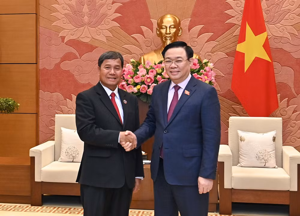 Chủ tịch Quốc hội Vương Đình Huệ nồng nhiệt chào mừng Phó Chủ tịch Quốc hội Lào Khambay Damlath.