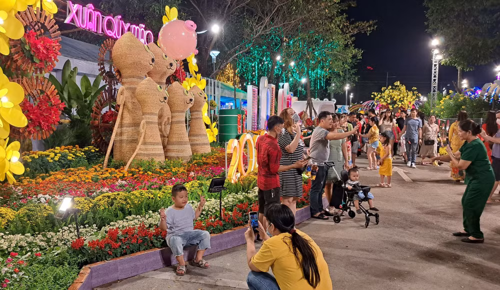 Đông đảo người dân đến tham quan, thưởng ngoạn Hội hoa Xuân và các hoạt động mừng Tết Nguyên đán Quý Mão năm 2023 tại Bình Dương.