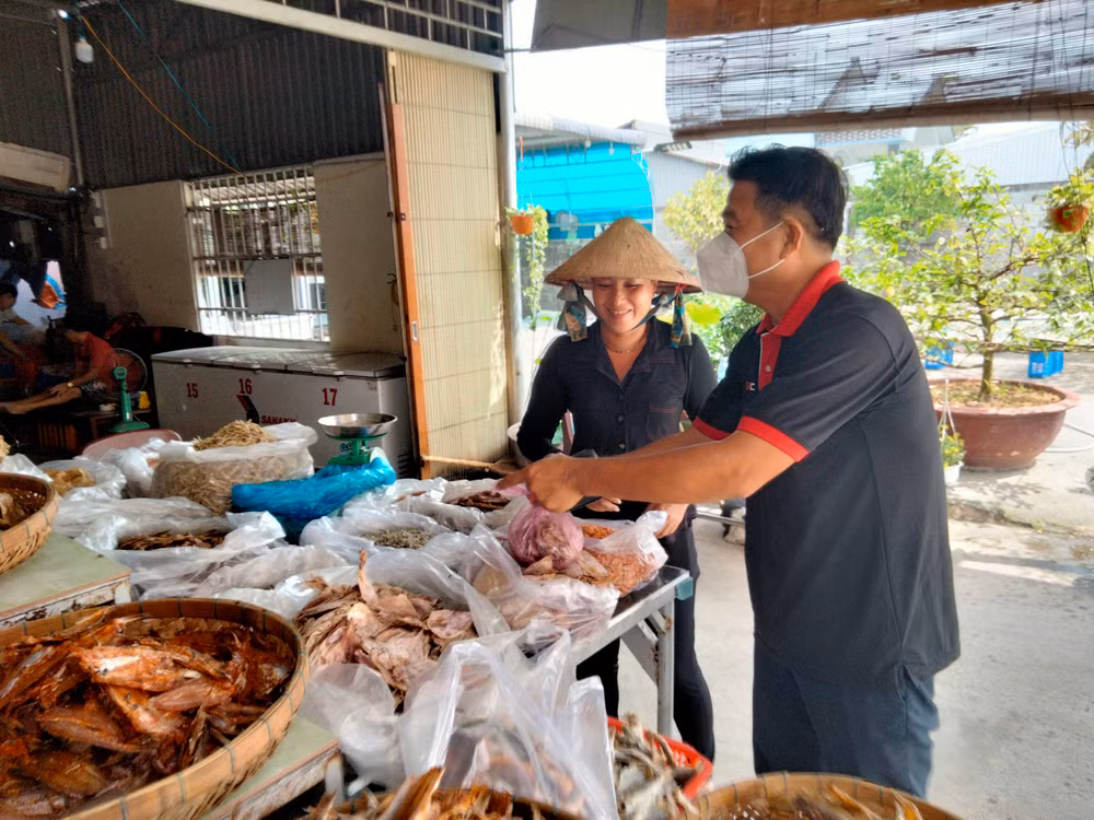 Cơ sở cá khô Diễm Hào, khu phố Ba Hòn, thị trấn Kiên Lương, thị trấn Kiên Lương, tỉnh Kiên Lương bán khô cho khách. Cơ sở cá khô Diễm Hào, khu phố Ba Hòn, thị trấn Kiên Lương, thị trấn Kiên Lương, tỉnh Kiên Lương bán khô cho khách.