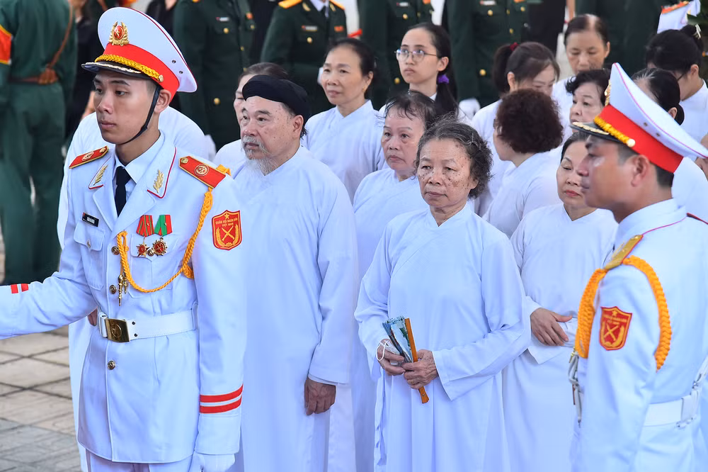 Đông đảo các chức sắc tôn giáo đạo Cao Đài Thủ đô vào viếng Tổng Bí thư Nguyễn Phú Trọng. Đông đảo các chức sắc tôn giáo đạo Cao Đài Thủ đô vào viếng Tổng Bí thư Nguyễn Phú Trọng.