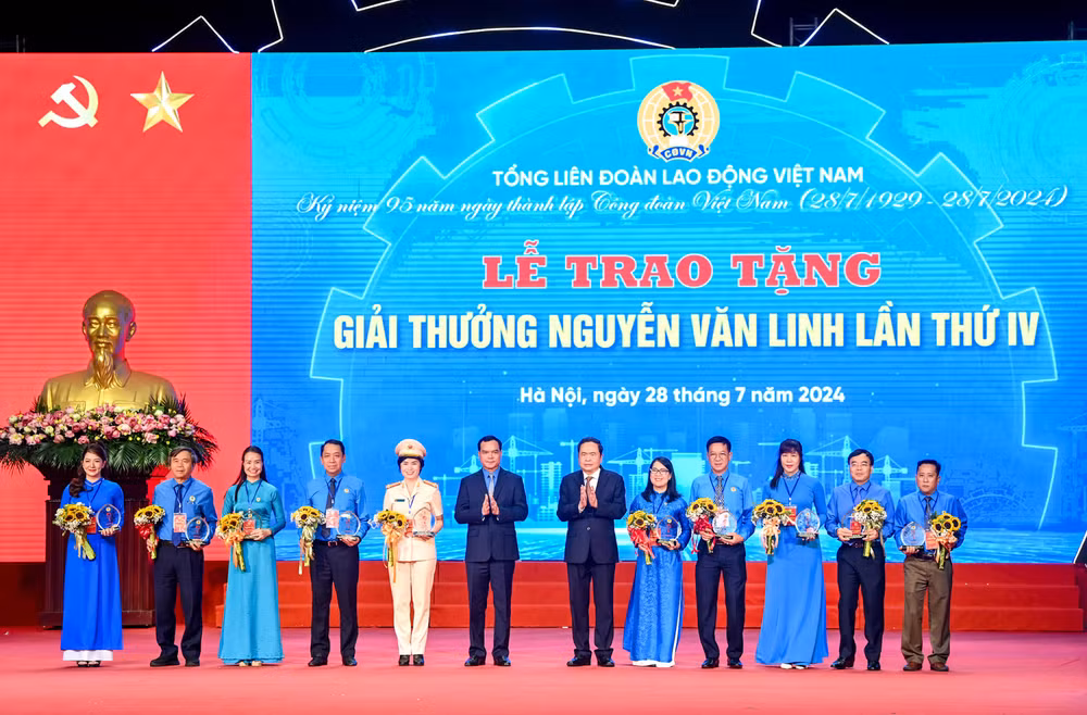 Chủ tịch Quốc hội Trần Thanh Mẫn và Chủ tịch Tổng Liên đoàn Lao động Việt Nam Nguyễn Đình Khang trao tặng “Giải thưởng Nguyễn Văn Linh” cho 10 gương mặt cán bộ công đoàn tiêu biểu.