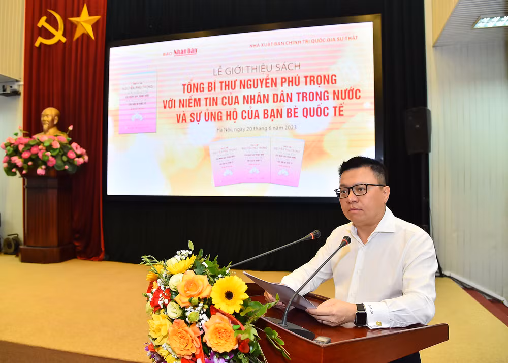 Tổng Biên tập Báo Nhân Dân Lê Quốc Minh phát biểu tại buổi lễ giới thiệu cuốn sách “Tổng Bí thư Nguyễn Phú Trọng với niềm tin của nhân dân trong nước và sự ủng hộ của bạn bè quốc tế”. Tổng Biên tập Báo Nhân Dân Lê Quốc Minh phát biểu tại buổi lễ giới thiệu cuốn sách “Tổng Bí thư Nguyễn Phú Trọng với niềm tin của nhân dân trong nước và sự ủng hộ của bạn bè quốc tế”.