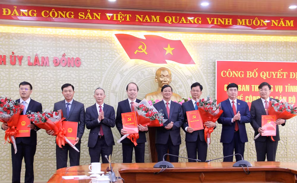 Các đồng chí lãnh đạo tỉnh Lâm Đồng trao quyết định và tặng hoa chúc mừng các đồng chí được điều động nhận nhiệm vụ mới.