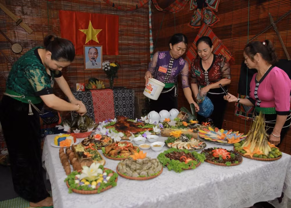 Mỗi xã, thị trấn của Mộc Châu có một mâm cơm là các món ăn dân tộc mang đặc trưng riêng của mình.