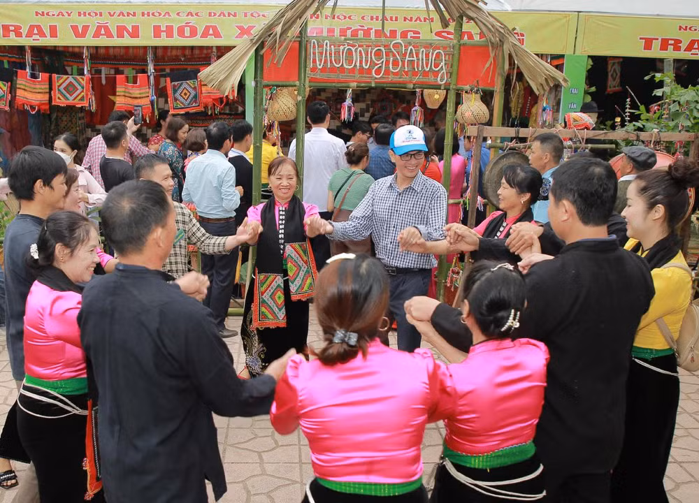Các du khách tham gia trải nghiệm các hoạt động văn hóa.