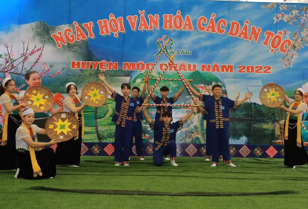 Văn nghệ đậm bản sắc dân tộc tại ngày hội văn hóa các dân tộc Mộc Châu.