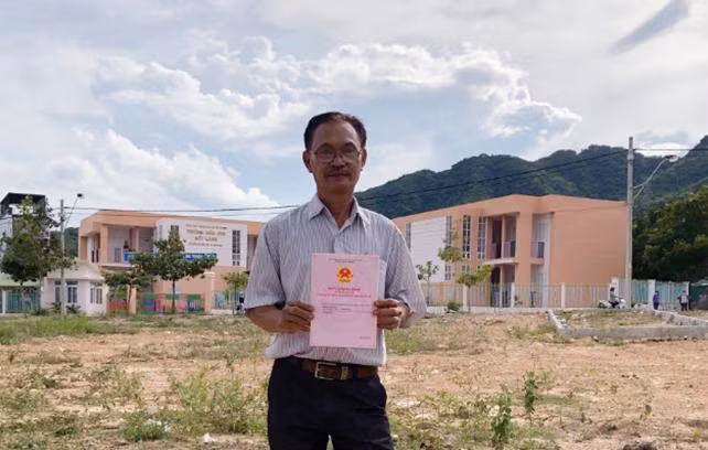 Ông Trương Quí chia sẻ niềm vui khi nhận được sổ đỏ. Ông Trương Quí chia sẻ niềm vui khi nhận được sổ đỏ.