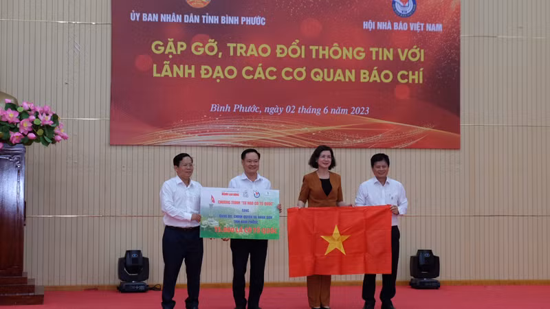 Lãnh đạo tỉnh Bình Phước nhận 15.000 lá cờ từ đoàn công tác. Lãnh đạo tỉnh Bình Phước nhận 15.000 lá cờ từ đoàn công tác.