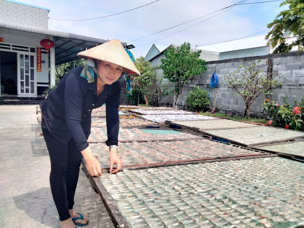 Chị Nguyễn Thúy Diễm, chủ cơ sở cá khô Diễm Hào, khu phố Ba Hòn, thị trấn Kiên Lương, huyện Kiên Lương, tỉnh Kiên Giang tranh thủ đặng nắng để phơi khô nhằm duy trì chất lượng khô phục vụ Tết Nguyên đán 2023. Chị Nguyễn Thúy Diễm, chủ cơ sở cá khô Diễm Hào, khu phố Ba Hòn, thị trấn Kiên Lương, huyện Kiên Lương, tỉnh Kiên Giang tranh thủ đặng nắng để phơi khô nhằm duy trì chất lượng khô phục vụ Tết Nguyên đán 2023.