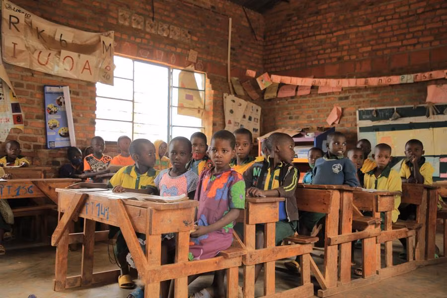 Học sinh học trong lớp học tại trường tiểu học và trung học cơ sở Tanda (GS Tanda) ở Rwanda. Ảnh: Tân Hoa xã