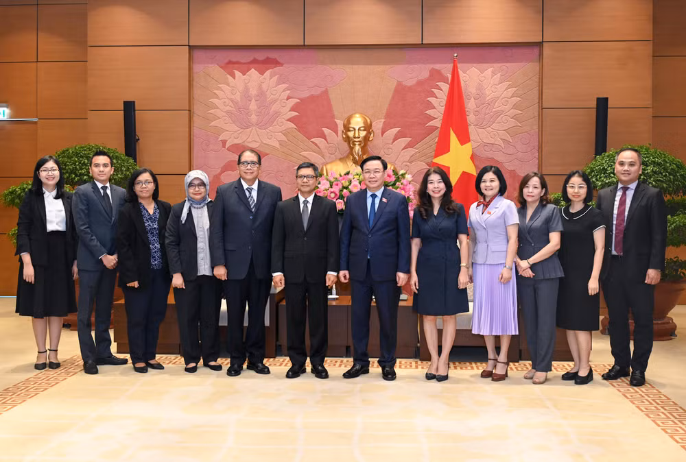 Chủ tịch Quốc hội Vương Đình Huệ và Đại sứ Indonesia Denny Abdi chụp ảnh lưu niệm với đại biểu hai nước tại buổi tiếp.